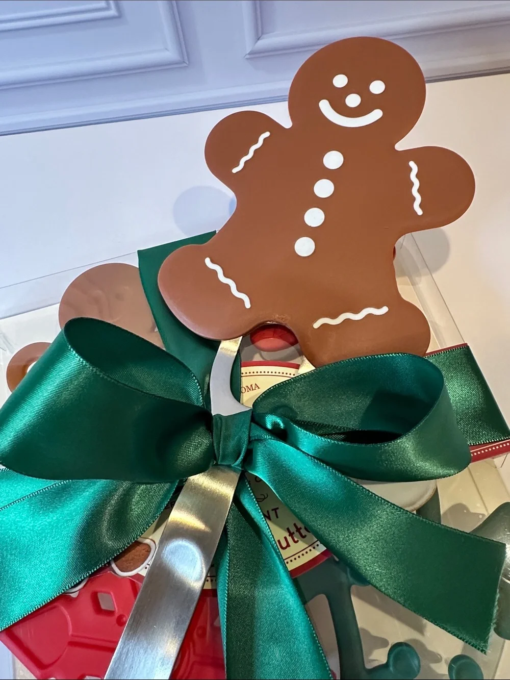 Williams Sonoma Holiday Imprint Cookie Cutter Set of 4 & Spatula #1